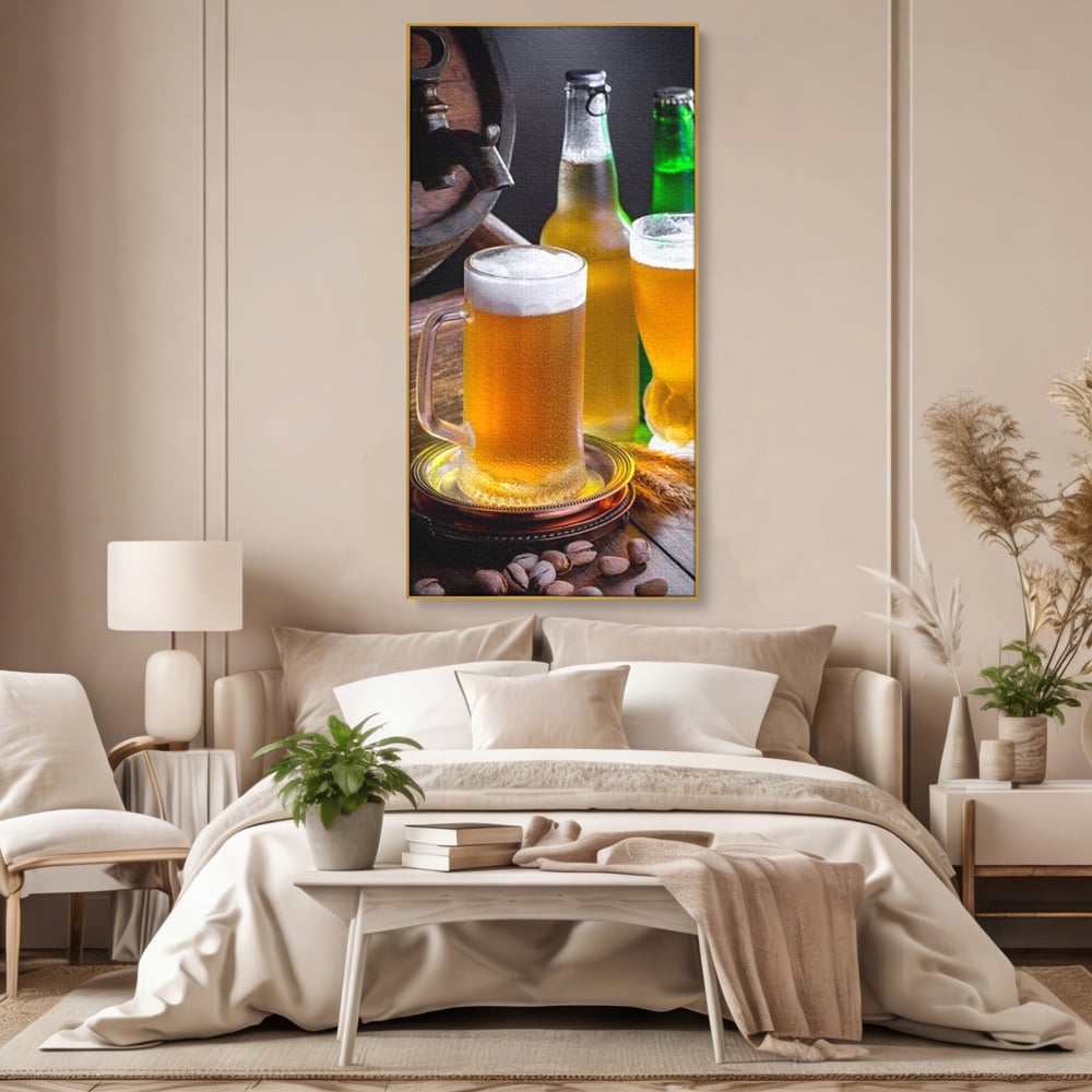 Tablou canvas cu tablou canvas cu halba de bere, in rama de aluminiu auriu, pe perete intr-un dormitor